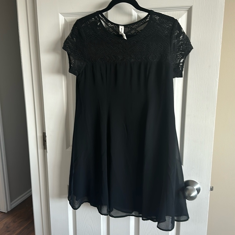 BETHANY MOTA size medium black mini dress with lace embellishments top w, lining